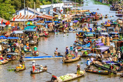 Покупки на воде на плавучем рынке Кай Ранг
